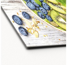 Dekoratives Bild einer Müslischale mit Blaubeeren, Kiwi und Mandeln