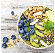 Smoothie Bowl mit Blaubeeren, Kiwi, Limette, Kokosnuss und Müsli