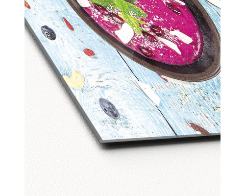 Nahaufnahme eines Acrylglasbildes mit einer Schüssel Suppe auf einem Holztisch