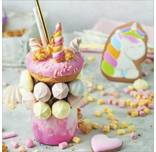 Dekorierter Milchshake mit Zuckerwatte, Popcorn und Keks