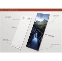Produktbeschreibung der Glas-Art mit Berglandschaft auf der Vorderseite und der Rückseite mit Abstandshalter zur Aufhängung.