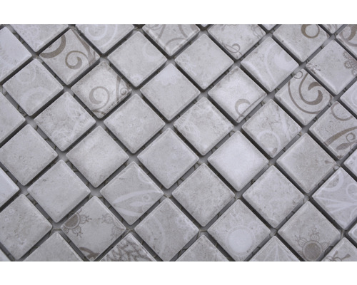Mosaikfliesen in Diamantform mit unterschiedlichen Mustern