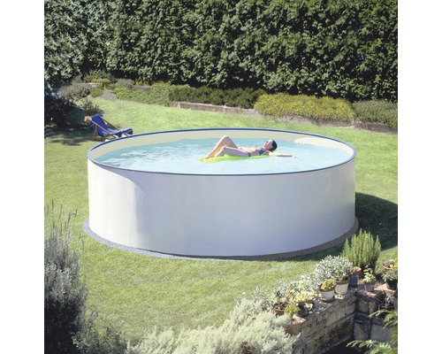Aufstellpool Stahlwandpool-Set Planet Pool Basic rund Ø 450x120 cm inkl. Sandfilteranlage, Leiter, Einbauskimmer, Thermoplane, Bodenschutzvlies & Anschlussschlauch weiß Rundes Stahlwandbecken im Garten mit Frau auf einer Luftmatratze