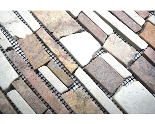 Mosaikfliese aus Naturstein mit länglichen Steinen