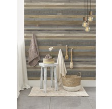 Badezimmer mit Wandpaneelen in Holzoptik, Handtüchern, Hocker und Korb