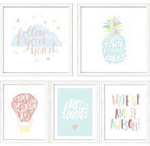 Fünf gerahmte Bilder mit verschiedenen Motiven und Sprüchen