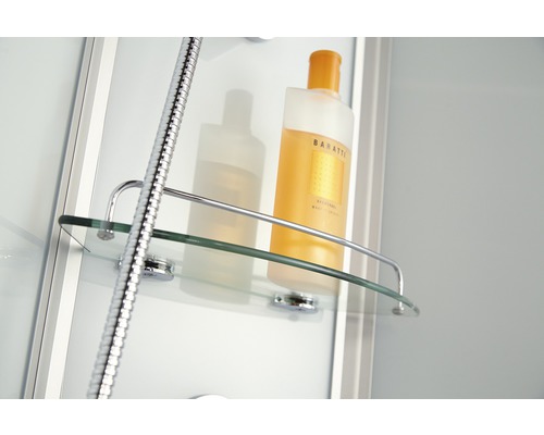 Duschablage mit Shampoo-Flasche an einer Duschwand