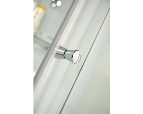 Detailansicht eines runden Türknaufs aus Metall an einer Duschkabinentür