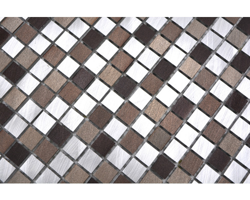Mosaikfliesen mit quadratischen Stücken in verschiedenen Farbtönen
