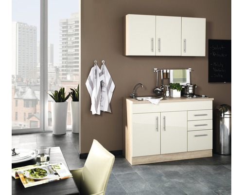 Held Möbel Miniküche mit Geräten Toronto 120 cm creme hochglanz zerlegt 978.6509 Küchenszene mit Spüle, Hängeschrank und Essbereich in einem hellen und organisierten Stil