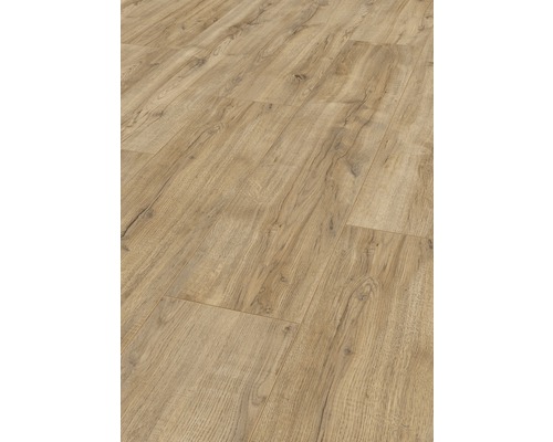 Nahaufnahme von verlegtem Laminatboden in Holzoptik.