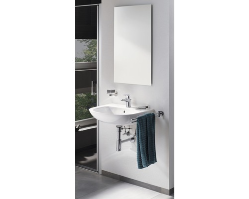 Badezimmer Waschbecken mit Spiegel und Handtuchhalter