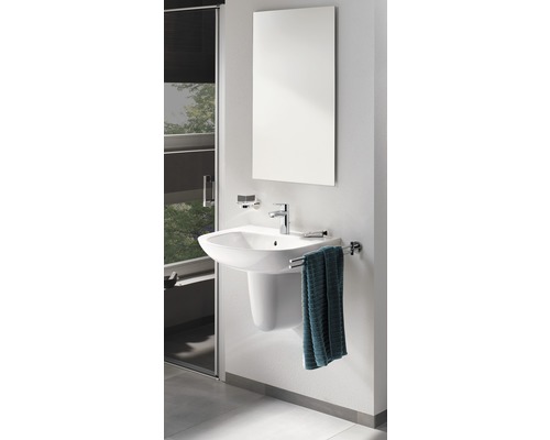 Badezimmer mit Waschbecken, Spiegel und Handtuchhalter