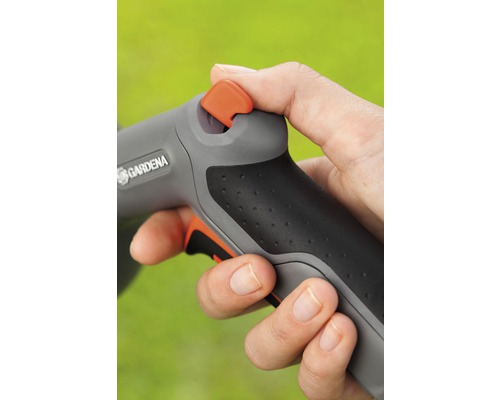 Eine Hand bedient eine Gartenspritze der Marke Gardena.