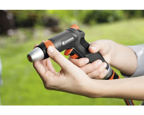 Gartenspritze in Händen gehalten