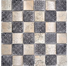 Mosaikfliese mit quadratischen Elementen und Muster