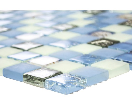 Nahaufnahme eines Mosaiks aus Glasfliesen.