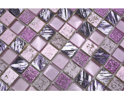 Nahaufnahme von quadratischen Mosaikfliesen mit verschiedenen Texturen