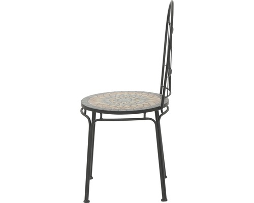 Gartenstuhl mit Mosaikmuster auf der Sitzfläche.