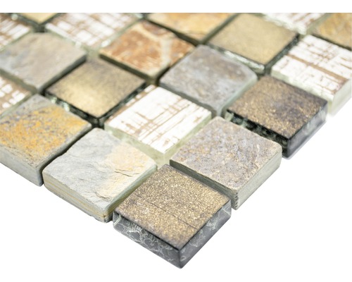 Nahaufnahme von Mosaikfliesen aus Stein und Glas