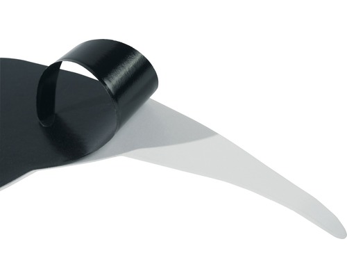 Selbstklebende Abdichtungsbahn mit abziehbarer Schutzfolie.