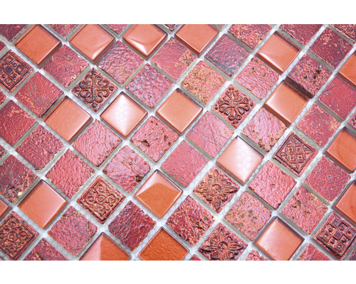 Mosaikfliesen mit quadratischen Elementen und unterschiedlichen Oberflächen