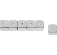 Sechs silberfarbene Würfelmagnete mit Bohrung