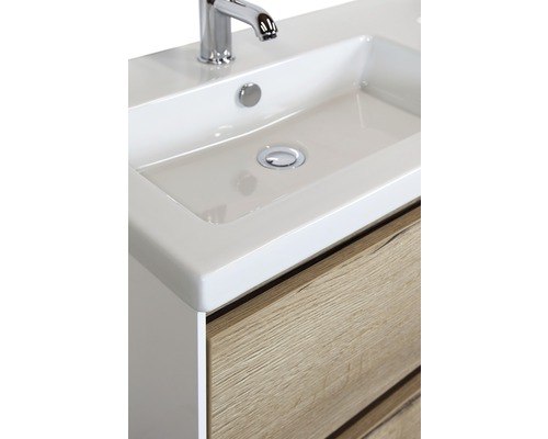 Detailansicht eines Waschbeckens mit Armatur und Holzunterschrank