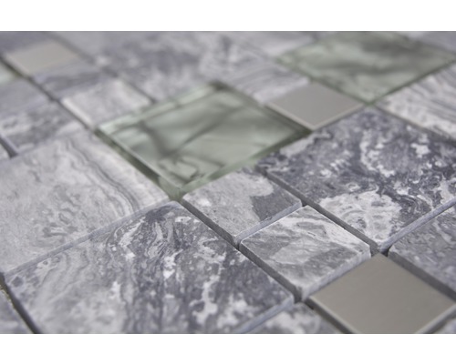 Nahaufnahme von Mosaikfliesen aus Glas und Stein