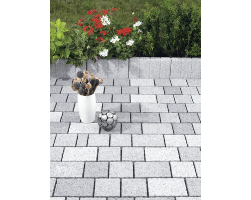 Garten mit Pflastersteinen und Beeteinfassung aus Betonsteinen