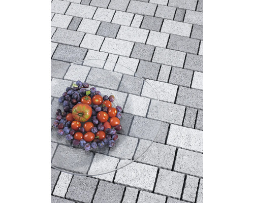 Graue Pflastersteine mit Obstschale