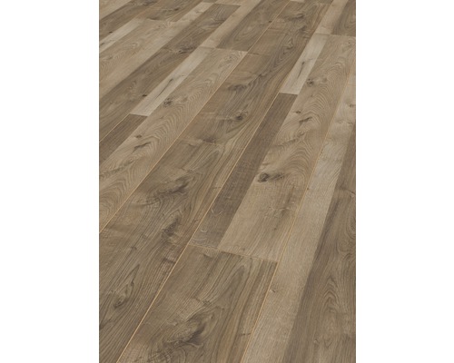 Verlegtes Laminat mit Holzoptik als Bodenbelag