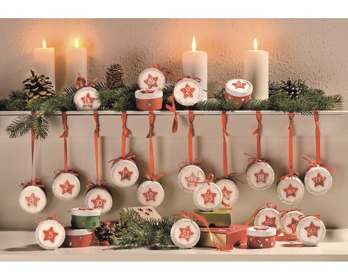 Dekorativer Adventskalender mit Kerzen und Tannenzweigen