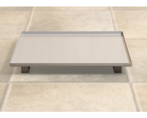 Rechteckige Duschwanne mit Füßen auf Fliesenboden