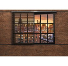 Fenster mit Jalousie und Blick auf eine Stadt