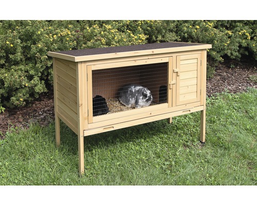 Kaninchenstall aus Holz mit zwei Kaninchen im Garten