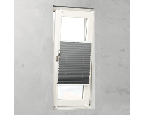 Graue Faltjalousie am Fenster