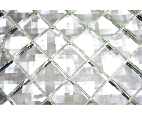 Detailansicht quadratischer Glasmosaikfliesen