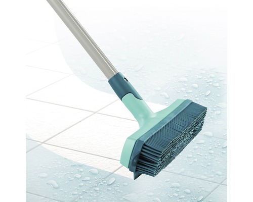 Fugenbürste mit Stiel auf Fliesenboden