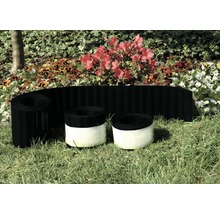 Garten Szene mit Rasen und Blumen mit einer schwarzen Rasenkante aus Kunststoff