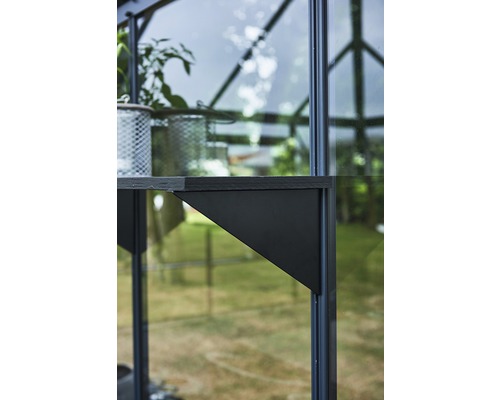 Detailaufnahme eines Gewächshausregals mit Halterung