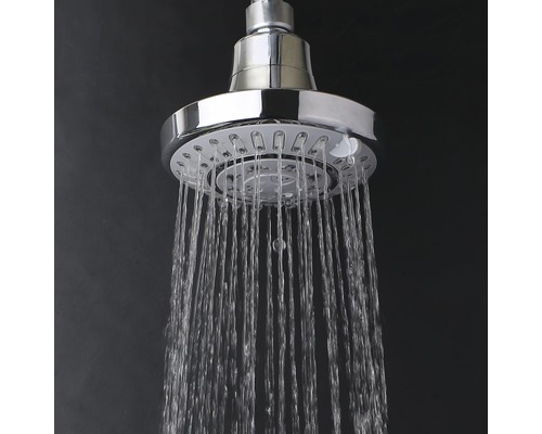 Brausekopf mit laufendem Wasser