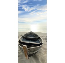 Holzboot am Strand mit Rudern