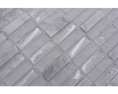 Mosaikfliesen aus Glas und Marmor im Detail