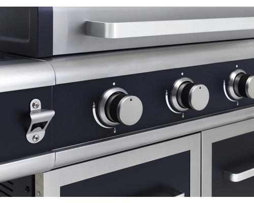 Nahaufnahme eines Gasgrills mit Drehknöpfen und Flaschenöffner