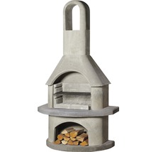 Grillkamin aus Stein mit Holzscheiten im unteren Fach.