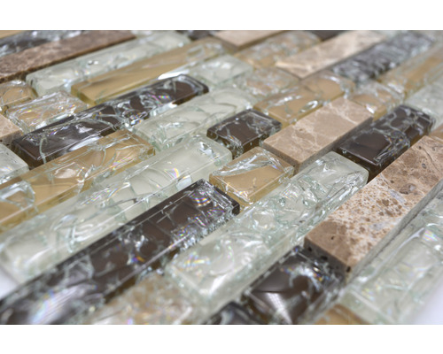 Mosaikfliese aus Glas und Marmor im Detail