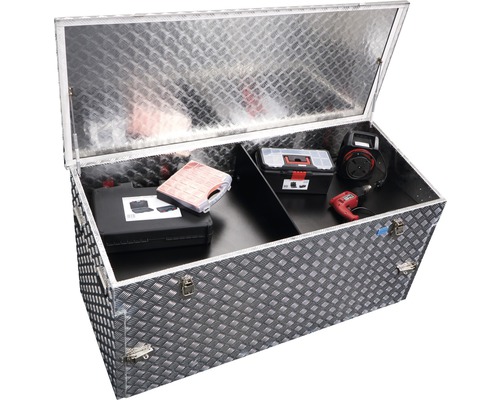 Geöffnete Werkzeugkiste aus Aluminium mit Werkzeugen