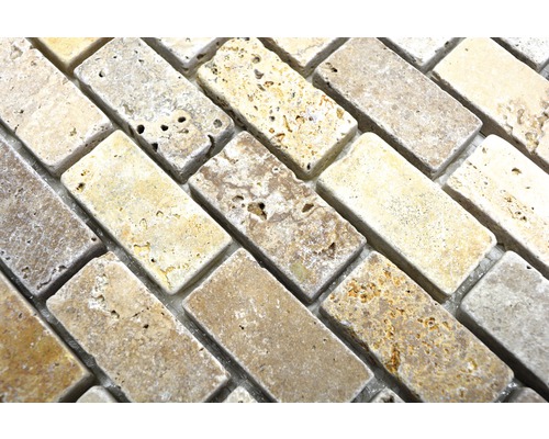 Mosaikfliesen aus Travertin im Fischgrätmuster