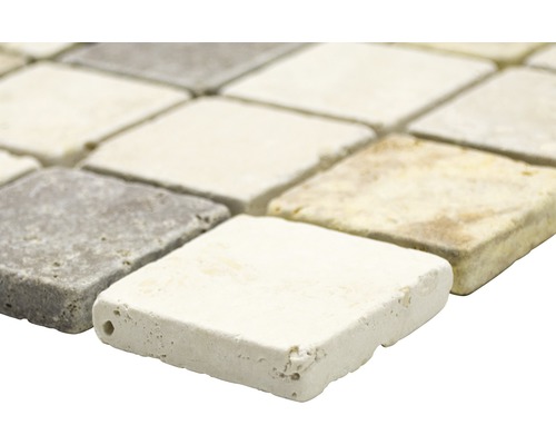 Nahaufnahme von quadratischen Natursteinmosaikfliesen